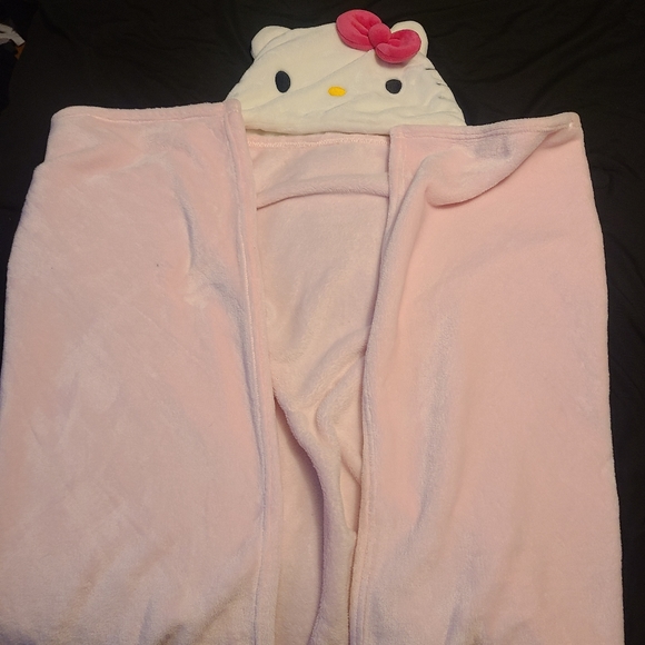 Shein x Hello Kitty and friends hooded blanket - Picture 3 of 10